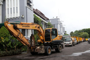 Wali Kota Eri Kerahkan 60 Personel beserta 3 Alat Berat dan 5 Dump Truk