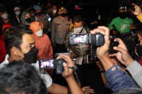 Mensos Risma Didampingi Kapolres Batu Tinjau Lokasi Bencana