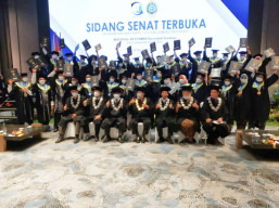 Banyak Tokoh Bisnis dan Pendidikan Hadiri Wisuda Sarjana STIAMAK