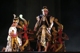 Punggawa Kota Surabaya Kompak Mainkan Peran Wayang Sejarah Sumpah Merah Putih