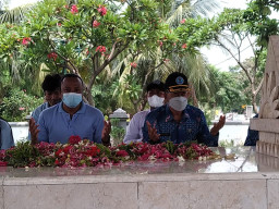 BNNK Surabaya  Gelar Tabur Bunga di  Makam Pahlawan WR Supratman