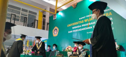 UWP Beri Beasiswa Mahasiswa Berprestasi Saat Wisuda