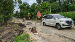 Tergerus Air Jalan di Ponorogo Nyaris Putus, Warga Pasang Batu Nisan