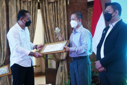 Pemkot Surabaya Beri Penghargaan Perusahaan yang Hemat Energi