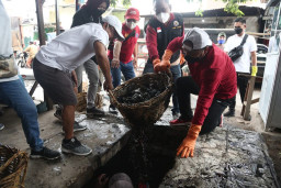 Sampah Menyumbat jadi Penyebab Genangan di Jalan Setro, Surabaya