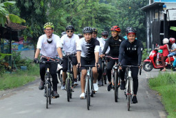 Kompak, Bupati Tuban Gowes dan Main Bola bareng Direksi PT. TPPI Tuban