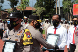 Torehkan Prestasi, 7 Anggota Satresnarkoba Peroleh Reward dari Kapolres Batu