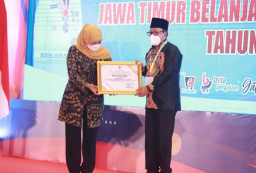 Sutiaji Hadiri Pemberian Penghargaan Peringkat Pertama Transaksi Terbanyak Jatim Bejo