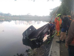 Mobil Pick Up Berplat Merah Kecebur di Danau Unesa, 1 Remaja Tewas di Lokasi