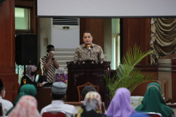 Di Forum Ilmiah Guru,  Eri Minta Sekolah Negeri dan Swasta Jadi Keluarga Besar