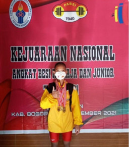 Pelajar SMPN 5 Pringsewu, Raih 3 Medali Emas Kejurnas Angkat Besi