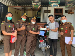 Kejari Kota Madiun Antar Barang Bukti Tilang ke Rumah