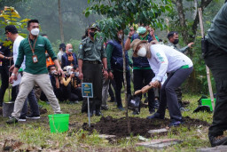 Wali Kota Batu Tanam Pohon di Kawasan Pemandian Air Panas Cangar