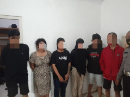 Berada Dalam Kamar Kos, 3 Pasang Pelajar Digerebek Warga