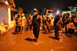 Malam-Malam Keliling Desa di Tanggulangin yang Banjir, Ini Langkah Bupati Sidoarjo