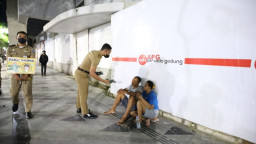 Cegah Varian Omicron, Praja IPDN Sosialisasikan Prokes Ketat di Tunjungan Romansa