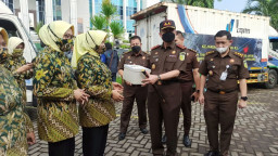 Kejati Jatim Salurkan Bantuan Korban Erupsi Gunung Semeru