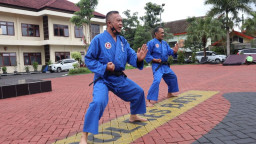 Mengenal Lebih Jauh Sosok Pelatih Beladiri Polres Batu yang Humanis