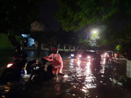 Banjir Setinggi Paha Orang Dewasa Genangi Kawasan Kodam V Braijaya, Surabaya