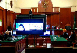 Mantan Istri Presiden Direktur Minyak Kayu Putih Dituntut 10 Bulan Penjara