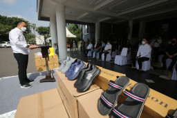 Pemkot Surabaya Salurkan Ribuan Sepatu ke Petugas Kebersihan dan Korban Semeru