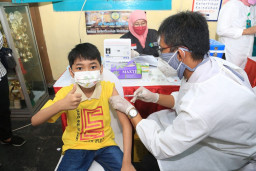 Gubernur Jatim Apresiasi Wali Kota Eri, Jadi Lokomotif Percepatan Vaksin Anak