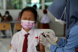 Para Orang Tua di Surabaya Antusias Antarkan Anaknya Vaksin