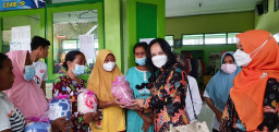 Ibu-ibu Ditjenka dan KAI Bantu Pengungsi Semeru 550 Selimut