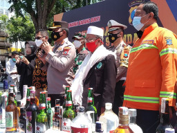 Polrestabes Surabaya Musnahkan Ribuan Miras dan Ratusan Knalpot Brong