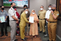 Wakil Walikota Batu Bersama Kantor Pertanahan Serahkan Sertifikat Tanah ke Warga