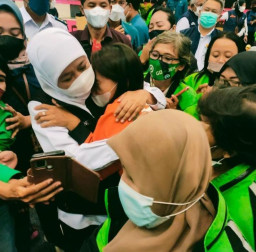 Gubenur Jatim Beri Bantuan Kepada Ratusan Driver Online Perempuan