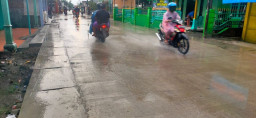 Permukaan Cekung, Proyek Jalan Beton di Wonoayu Tergenang Air usai Hujan