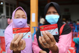 Pemkot Surabaya Salurkan KKS di Tiap Kecamatan