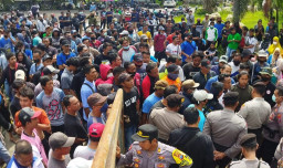 Tuntut Kesejahteraan, Sudah 6 Hari Ratusan Buruh Gelar Aksi di Depan Gerbang IKSG