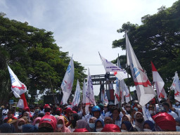 Ratusan Buruh Gelar Aksi Demonstrasi di Depan IKSG, Tuntut Bisa Bekerja Kembali
