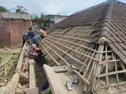 Angin Kencang Terjang Tembok Rumah Tak Berpenghuni hingga Roboh