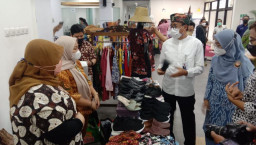 Bantu Pemasaran, PDAM Surya Sembada Gelar Produk UMKM di Kantornya