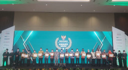 Jihad Melawan Kemiskinan, Cak Eri Terima BAZNAS Award 2022