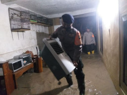 Brimob Madiun Turun Langsung Bantu Warga Terdampak Banjir di Desa Klumutan