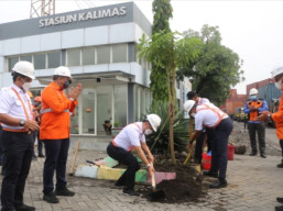 Dirut KAI Tanam Pohon di Stasiun Kalimas Surabaya