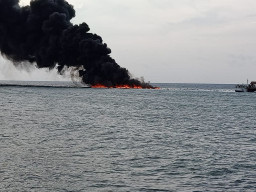 Kepala Motor Bermuatan 120 Jerigen Berisi BBM Terbakar di Pelabuhan Gayam