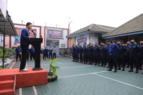 Usai Longmarch 18 KM, Petugas Polsuspas Jalani Tradisi Pembaretan