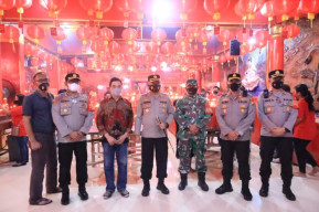 Kapolres Bekasi Kota Berikan Angpau di Kelenteng Hok Lay Kiong