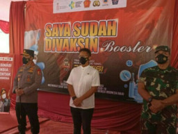 Kapolri bareng Kemenkes Monitoring Vaksinasi Lansia di Stadion Chandrabaga