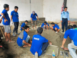 Lapas Pamekasan Ajari Mantan Pecandu Narkotika Produksi Paving Blok