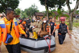 Tanggul Jebol, Bupati Ponorogo Evakuasi 240 Warga Terisolir Banjir