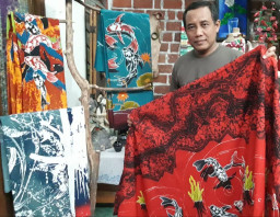 Pengerajin Batik Tulis Lukis Motif Ikan Koi Asal Kota Batu, Diminati Macanegara