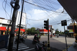 Pemkot Madiun Bakal Cabut Tiang dan Kabel Udara Semrawut