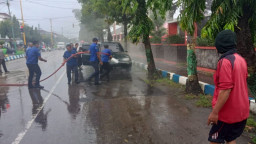 Mobil Suzuki Escudo Terbakar di Depan Kantor DPRD Sumenep