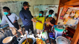 Atasi Harga Selangit, Walikota Madiun Bagikan Gratis Minyak Goreng pada Warga